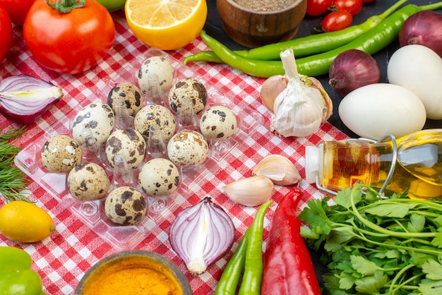 vista frontale uova di quaglia con verdure e verdure fresche sullo sfondo scuro pasto a colori pranzo snack insalata salute dieta alimentare