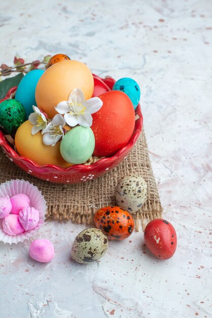 vista frontale uova dipinte colorate su sfondo bianco zucchero primavera novruz ornato dolce vacanza colorata