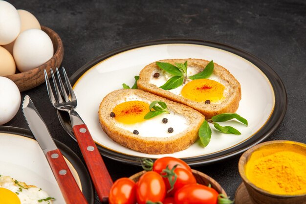 vista frontale uova strapazzate con toast e pomodori su sfondo grigio frittata di pane cibo colazione tè pasto mattina