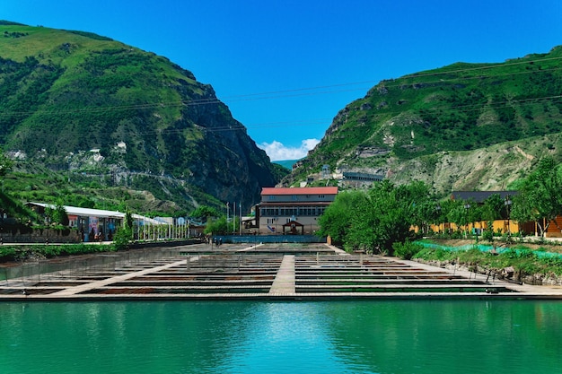 Vista generale del complesso ecoturistico di Glavryba con un allevamento ittico a Miatli Daghestan