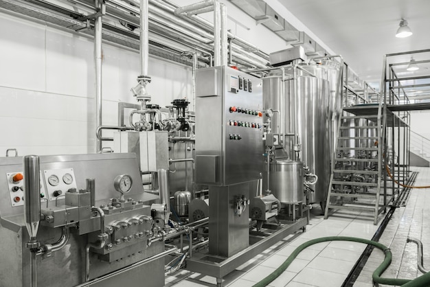 Vista generale dell'interno di una fabbrica di latte. attrezzature presso lo stabilimento lattiero-caseario
