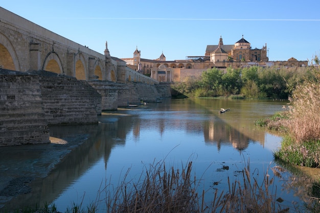 Vista generale della cattedrale di Cordoba e del ponte romano