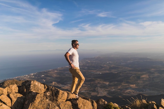 Vista generale di un giovane sulla cima della montagna della Sierra Bermeja Malaga