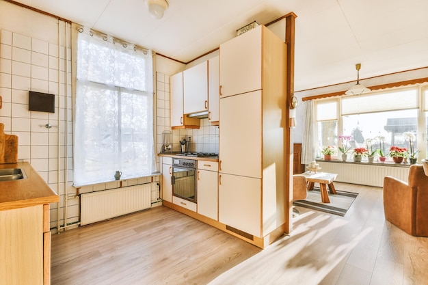 Vista generale di una piccola cucina ad angolo sul pavimento in parquet di una casa moderna