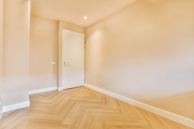 Vista generale di una stanza vuota e luminosa in design beige e pavimento in parquet in una casa moderna