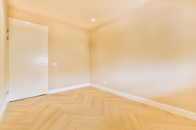 Vista generale di una stanza vuota e luminosa in design beige e pavimento in parquet in una casa moderna