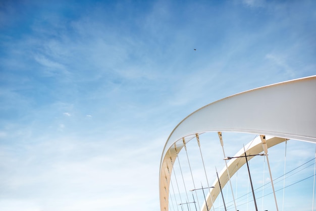 Vista geometrica sul ponte moderno sullo sfondo del cielo blu