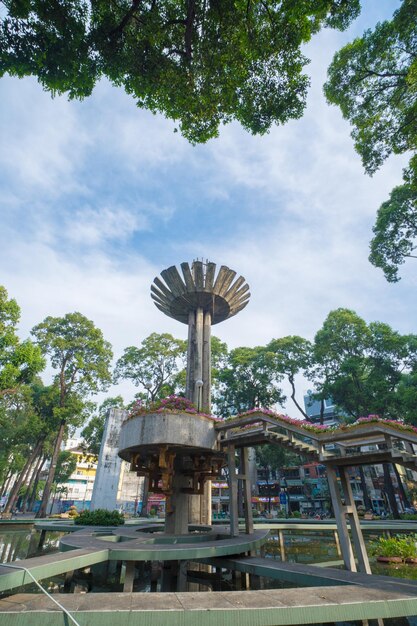 Vista grandangolare del pilastro di loto Un'architettura iconica al lago Turtle Ho Con Rua con cielo blu a Saigon