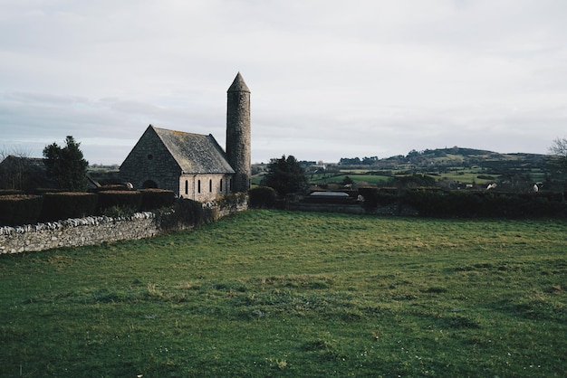 Vista grandangolare della vecchia chiesa sul paesaggio