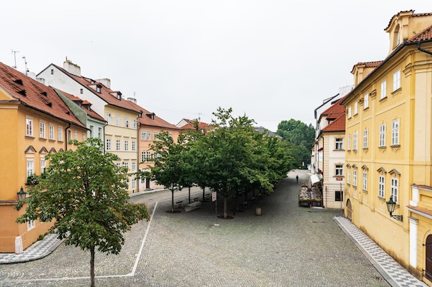 Vista grandangolare di una piazza vuota nel quartiere di Kampa a Praga Repubblica Ceca