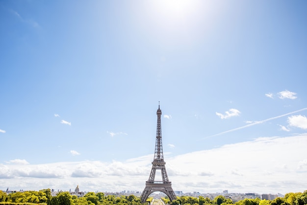 Vista grandangolare sulla torre Eiffel sui precedenti del cielo blu a Parigi