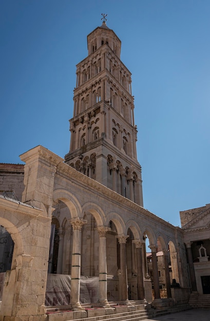 Vista guardando il campanile della cattedrale di San Doimo a Spalato, Croazia