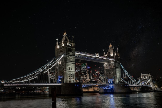 Vista iconica del Tower Bridge che collega Londra con Southwark oltre il Tamigi, Regno Unito. Bella vista del ponte illuminato di notte.