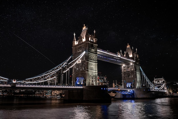 Vista iconica del Tower Bridge che collega Londra con Southwark oltre il Tamigi, Regno Unito. Bella vista del ponte illuminato di notte.