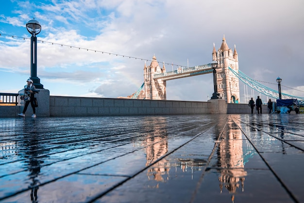 Vista iconica del Tower Bridge che collega Londra con Southwark oltre il Tamigi, Regno Unito. Bella vista sul ponte.