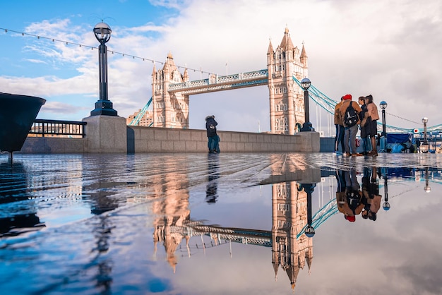 Vista iconica del Tower Bridge che collega Londra con Southwark oltre il Tamigi, Regno Unito. Bella vista sul ponte.