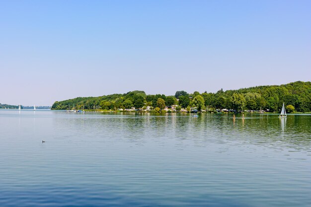 Vista idilliaca sul lago Ratzenburger See con barche barche a vela blue sky Schleswig Holstein Ratzenburg Germania