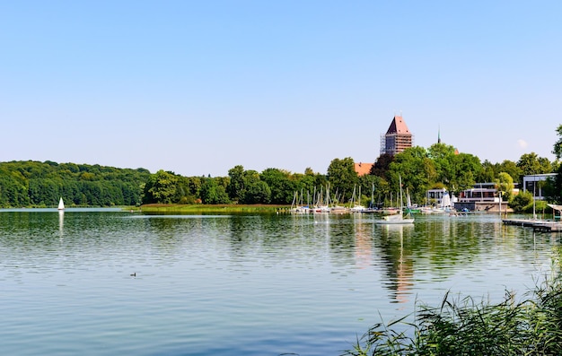 Vista idilliaca sul lago Ratzenburger See con barche barche a vela blue sky Schleswig Holstein Ratzenburg Germania