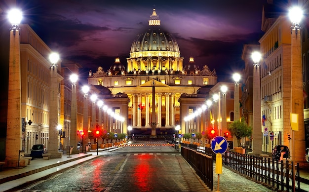 Vista illuminata della Basilica di San Pietro e Via della Conciliazione, Roma, Italy