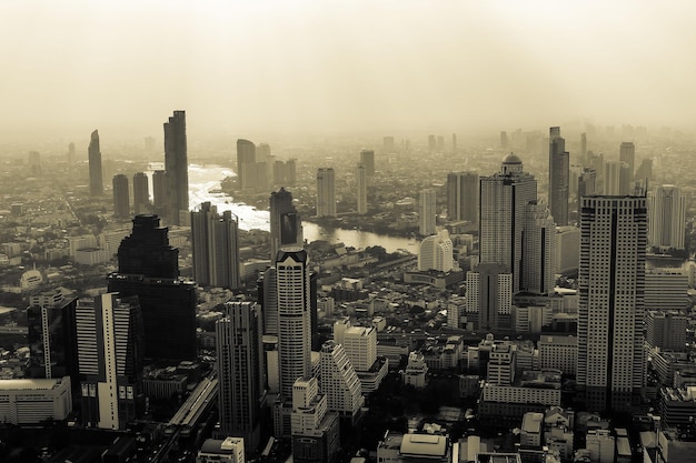 Vista in bianco e nero dello skyline dalla cima del King Power Mahanakhon