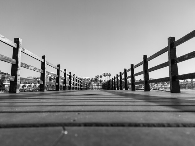 Vista in bianco e nero di un ponte di legno a La Paz in Messico.