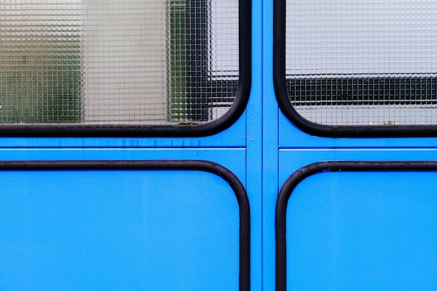 Vista in dettaglio sulla parete blu con vetro di sicurezza