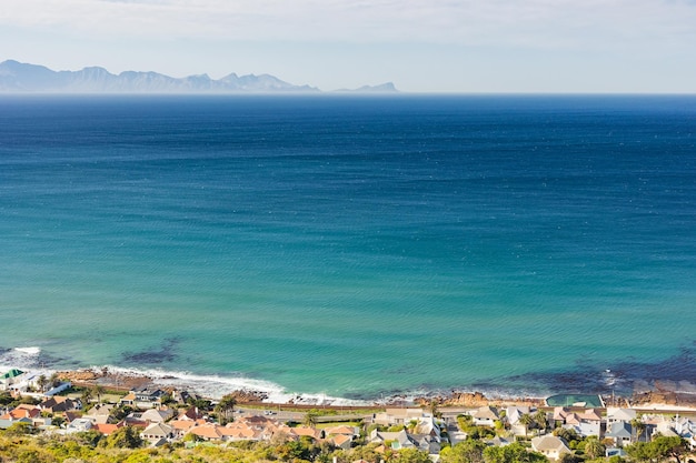 Vista in elevazione della città costiera di St James a False Bay Cape Town