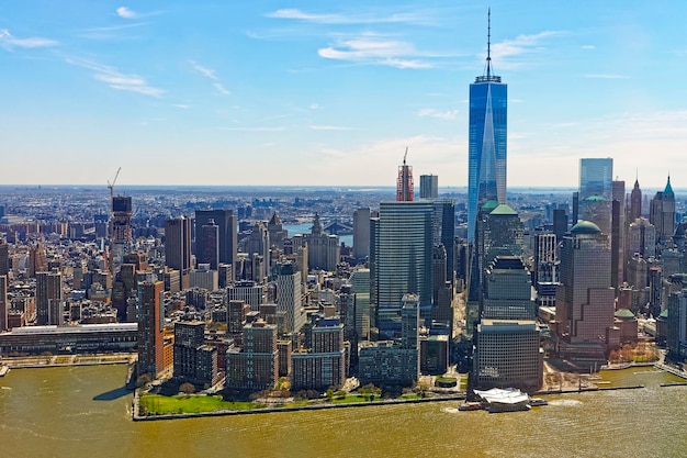 Vista in elicottero su Lower Manhattan a New York, USA dal fiume Hudson.