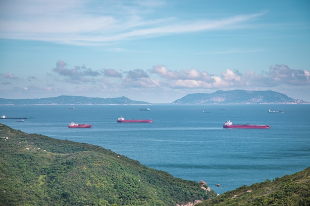 Vista in lontananza della nave da carico vicino alla costa