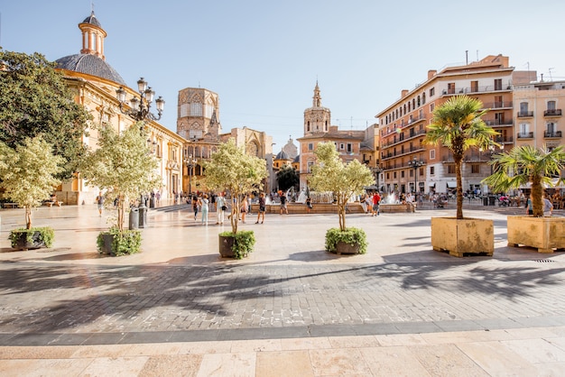 Vista in piazza Virgen con la cattedrale nel centro della città di Valencia durante la giornata di sole in Spagna