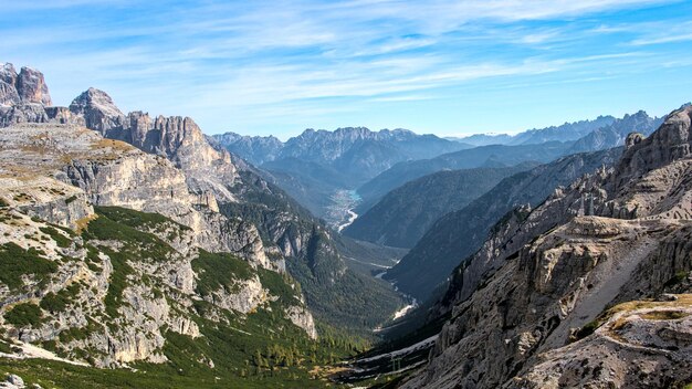 Vista in una valle dalla montagna nelle Dolomiti