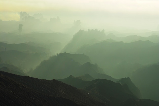 Vista incantevole del paesaggio di Bromo in una bella alba nebbiosa