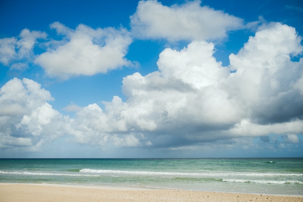 Vista incredibile della spiaggia tropicale Spiaggia di sabbia bianca e chiara in una giornata estiva Onde di mare blu si infrangono sulla spiaggia soleggiata Paesaggio della spiaggia di palme di Cuba Cuba