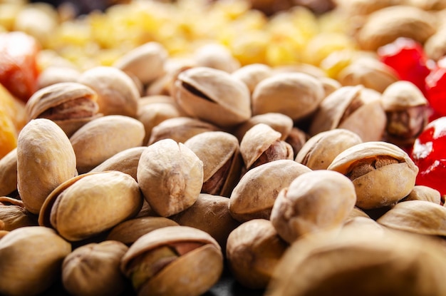 Vista ingrandita ai pistacchi sul tavolo da cucina Concetto di cibo vegetariano