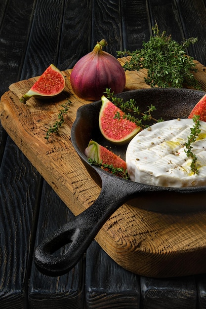 Vista ingrandita del formaggio camembert e fichi in padella