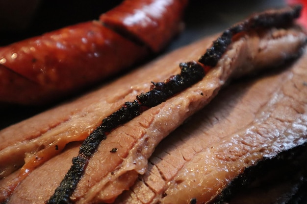 Vista ingrandita del petto di manzo wagyu e della salsiccia in un ristorante barbecue in Texas