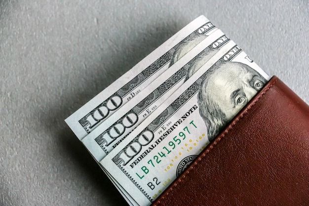 Vista ingrandita del portafoglio con centocinquanta banconote in dollari.