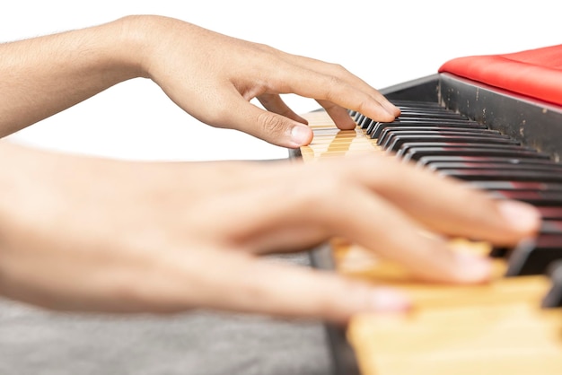 Vista ingrandita della mano umana che suona la tastiera del pianoforte elettronico