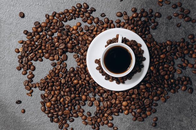 Vista ingrandita della tazza di caffè caldo fresco