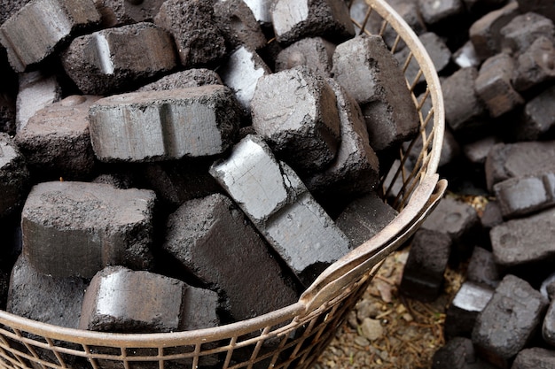 Vista ingrandita di carbone nero, bricchette di carbone. Risorsa energetica, riscaldamento, uso industriale.