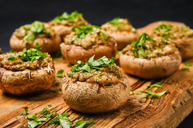 Vista ingrandita di funghi ripieni al forno