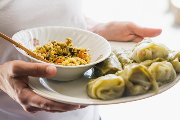 Vista ingrandita di involtini di cavolo ripieni di miglio e funghi, cibo vegano