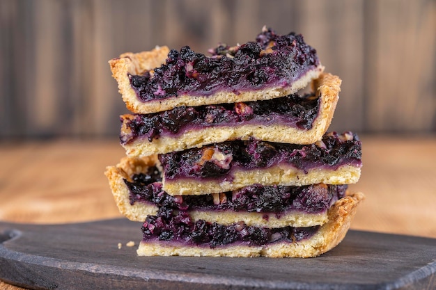 Vista ingrandita di pezzi di torta di mirtilli Dessert biologico fatto in casa Crostata di mirtilli con noci