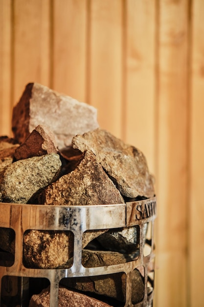 Vista ingrandita di rocce e pietre in gabbia nel riscaldatore della sauna