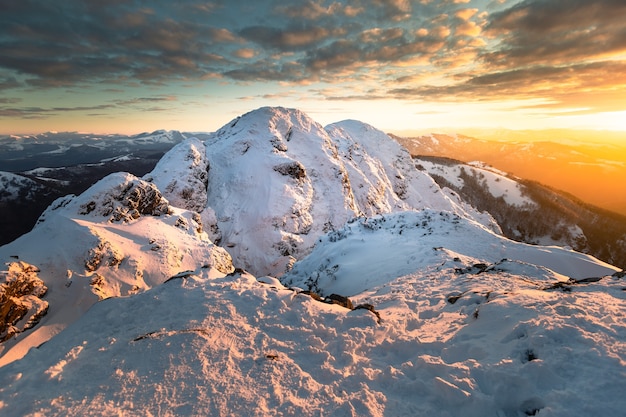 Vista innevata dalla cima del monte Aiako Harriak nei Paesi Baschi.