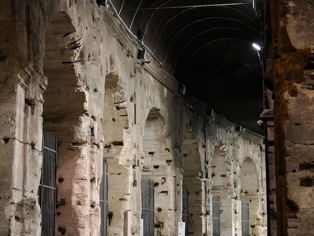 Vista interna del Colosseo Roma di notte