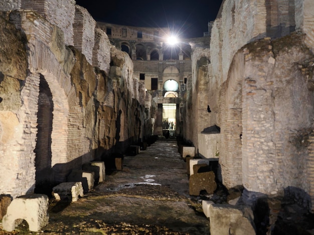 Vista interna del Colosseo Roma di notte