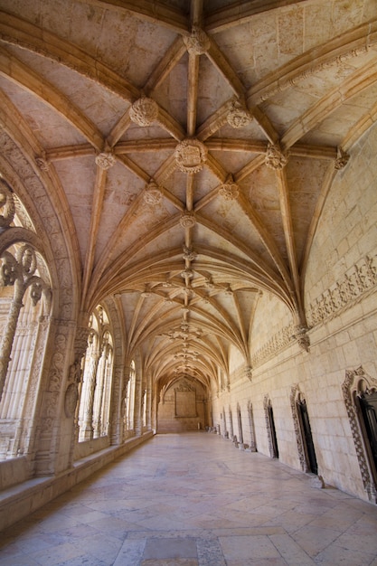 Vista interna del punto di riferimento bello, monastero di Jeronimos situato a Lisbona, Portogallo.