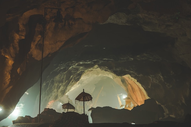 Vista interna del tempio indù goa giri putri isola di nusa penida indonesia l'interno della grotta con