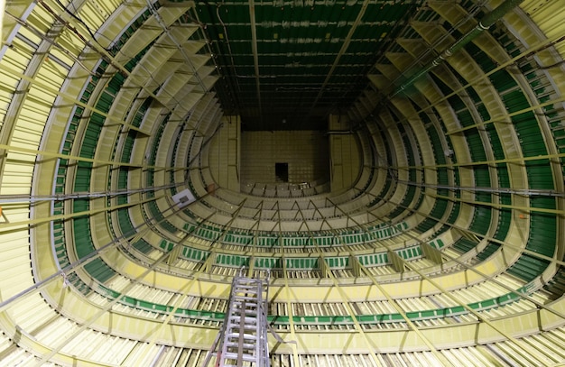 Vista interna del vano bagagli di un aereo cargo